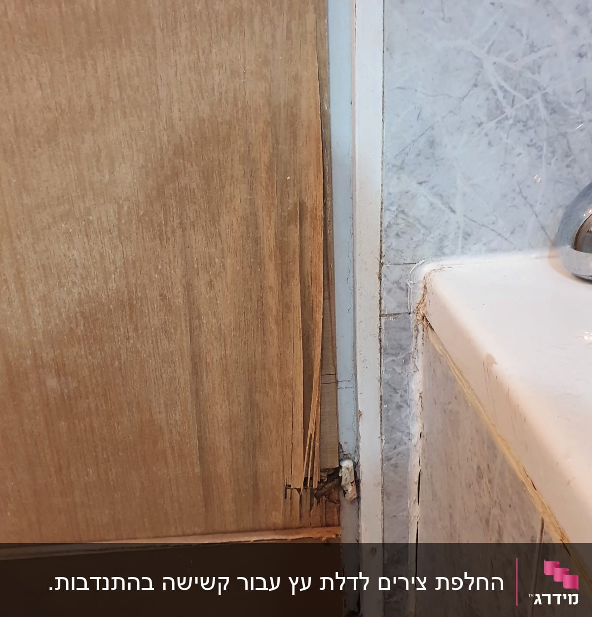 דלת עץ פגומה ליד אמבטיה עם קיר אריחים